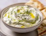 Krämig tzatziki med dill och olivolja, perfekt till pitabröd. Ett enkelt tzatziki recept att prova!