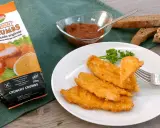Escalope de pollo crujiente, listo para disfrutar. Acompañado de pan y salsa.