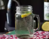 Orzeźwiający Hugo Spritz w słoiku z cytryną i miętą, gotowy do wypicia.