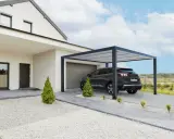 Une voiture est garée sous une élégante couverture carport moderne, à côté d'une maison blanche aux lignes épurées.
