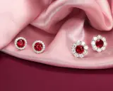 Orecchini con rubino sintetico valore, incastonati su seta rosa.
