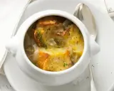 Herzhafte Zwiebelsuppe mit überbackenem Brot und Käse, ein köstliches Rezept für kalte Tage.