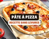 Pizza maison garnie d'olives et de jambon, sur une plaque de cuisson. Texte : Pâte à pizza, recette sans levures.