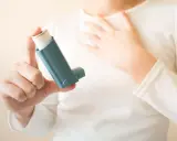 Person hält einen Inhalator, ein wichtiges saba Medikament, um Atemnot zu lindern.