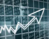 Mężczyzna analizuje wykres wzrostu, dane finansowe i kluczowe wskaźniki efektywności (KPI) wskazują na sukces.