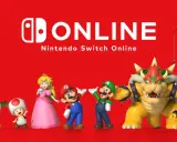Postacie z Mario świętują z napisem Nintendo Switch Online. Yoshi, Toad, Peach, Mario, Luigi, Bowser i Bowser Jr. zapraszają do gry online.