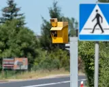 Żółta skrzynka fotoradaru obok znaku przejścia dla pieszych. Przekroczenie prędkości o 30 km ile punktów?