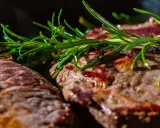 Chuletón al horno con romero fresco. Jugoso y tierno, perfecto para una cena especial.