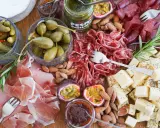 En härlig charkbricka med salami, prosciutto, ost, oliver, cornichoner och nötter. Perfekt för mingel eller som en del av en större måltid. Här är några charkbricka tips!