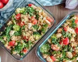 Zwei Behälter mit Couscous-Salat, reich an Couscous-Protein, gefüllt mit Brokkoli, Tomaten, Spinat und Mozzarella.