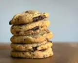 Pile de délicieux cookies aux pépites de chocolat, faits avec de l'huile de coco.