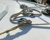 Cordages solidement amarrés sur le pont d'un haussière bateau, prêts pour l'aventure.