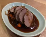 Skivat rostbiff med en mustig sås, morötter och lök. Ett klassiskt fransyska recept som ser utsökt ut!