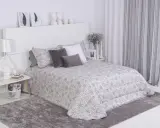 Cama con colcha estampada y cojines decorativos. Las medidas cojines cama son ideales para un descanso confortable.