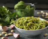 Miseczka spaghetti z aromatycznym pesto z pietruszki, czosnkiem i migdałami.