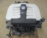 Silnik Volkswagen w8, potężna jednostka napędowa, gotowa do montażu.