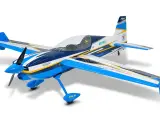 Ein blau-weißes Kunstflugzeug-Modell, ein "Phoenix Model", mit gelben Akzenten und dem Schriftzug "EXTRA 300".