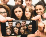 Grupa przyjaciół robi selfie. To pokolenie z od kiedy? Zawsze razem, uśmiechnięci i gotowi na nowe przygody.