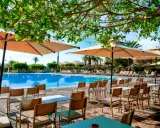 Basen i leżaki w Djerba Aqua Resort, idealne miejsce na relaks. Opinie gości potwierdzają wysoki standard.