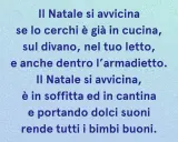 Poesie di Natale con rime baciate: il Natale si avvicina, è in cucina, sul divano, nel letto, in soffitta e in cantina, rendendo tutti i bimbi buoni.