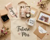 Prezent na wieczór panieński: torba z napisem "Future Mrs.", biżuteria, kosmetyki, zdjęcie i upominki.