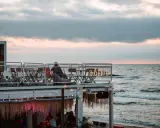 Relaks przy zachodzie słońca nad morzem, gdzie nad morze żeby się nie nudzić. Klimatyczny bar z widokiem na fale.