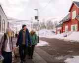 Tre vänner anländer till Björkliden med tåg, redo för vinteräventyr. En röd stationsbyggnad och snöklädda berg vittnar om att de är framme vid en av Sveriges mest natursköna platser, inte långt från evens flygplats.