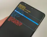 Ekran telefonu Samsung z menu Android Recovery. Widoczna opcja "Wipe data/factory reset", która jest kluczem do wykonania twardego resetu.