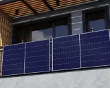 Zwei senkrechte Solarmodule auf einem Balkon, die Sonnenlicht für saubere Energie einfangen.