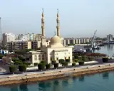 Moschee am Ufer des Suezkanals, ein wichtiger Ort in der **Suezkanal Geschichte**.