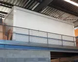 Un grand module blanc, peut-être une chambre froide, est installé dans un entrepôt. Le **REI 120 signification** est la résistance au feu de 120 minutes, une norme de sécurité essentielle.