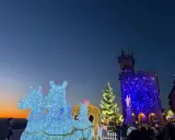 Luci scintillanti e un'atmosfera magica per il Natale a San Marino. Carrozze illuminate e un albero maestoso creano uno scenario da fiaba.