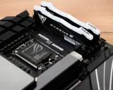 Dwa moduły pamięci RAM XTREME5 VIPER zamontowane na płycie głównej Maximus.