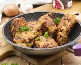 Herzhafte vegetarische Frikadellen mit Kidneybohnen, frisch in der Pfanne gebraten und mit Petersilie garniert.