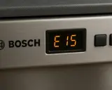 Wyświetlacz zmywarki Bosch pokazuje błąd E15.