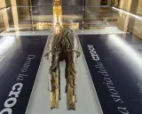 Il Crocifisso ligneo dorato, esposto nel vercelli centro storico, racconta la sua storia.