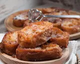 Torrijas caseras, doradas y espolvoreadas con azúcar. Una deliciosa receta para disfrutar.