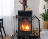 Un **four norvégien** moderne crépite de flammes, réchauffant un salon décoré de cœurs rouges et d'une enseigne "love".