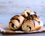 Chrupiące ciasto francuskie z nutellą, polane czekoladą, kusi swoim wyglądem. Idealne na słodką chwilę.