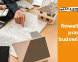 Zespół analizuje plany budowlane i model domu, omawiając nowelizację prawa budowlanego.