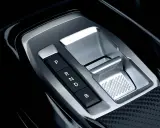 Il selettore di marcia di un'auto elettrica mostra P, R, N, D e B. Anche le auto elettriche hanno le marce, come dimostra questo dettaglio moderno.