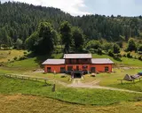 Un weekend in Lombardia tra natura e relax: casa arancione con piscina immersa nel verde, ideale per scoprire cosa fare nel weekend in Lombardia.
