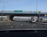 Na A1, przed odcinkowym pomiarem prędkości, znaki wskazują Łódź, Warszawę i Centrum.