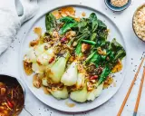 Ein köstliches Hauptgericht mit Pak Choi, serviert mit einer würzigen Sauce und Sesam. Perfekt für ein gesundes Abendessen.