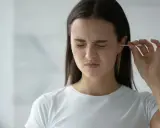 Jak bezpiecznie czyścić uszy? Patyczki to błąd! Rady laryngologa