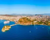 Panoramica di Kusadasi, Turchia: cosa vedere include la città costiera, navi da crociera, isole e il castello.