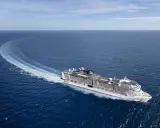 La MSC Virtuosa, con la sua impressionante lunghezza, solca le acque blu lasciando una scia bianca.