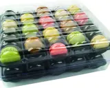 Une boite de macaron colorée, prête à être dégustée.