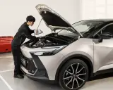 Mechanik wlewa olej do silnika Toyoty. Sprawdź nasz **toyota serwis gwarancyjny cennik** i umów wizytę.