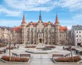 Ratusz w Wałbrzychu, imponujący budynek z wieżyczkami, stanowi jedną z głównych atrakcji miasta.